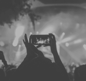 Une personne qui prend une photo à un concert