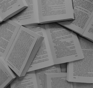 Tas de livres ouvert