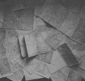 Tas de cartes routières ouvert