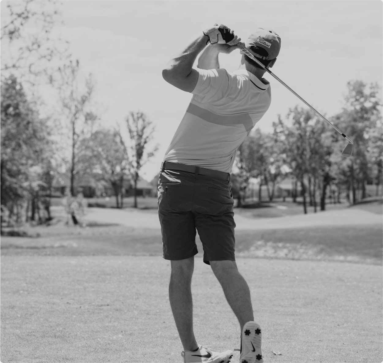 Un homme qui fait du golf