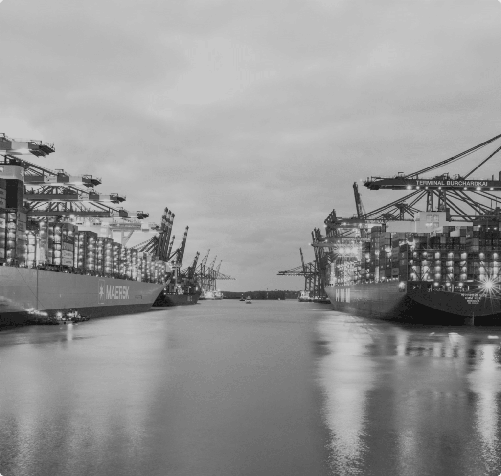 Navires garés au port en mer