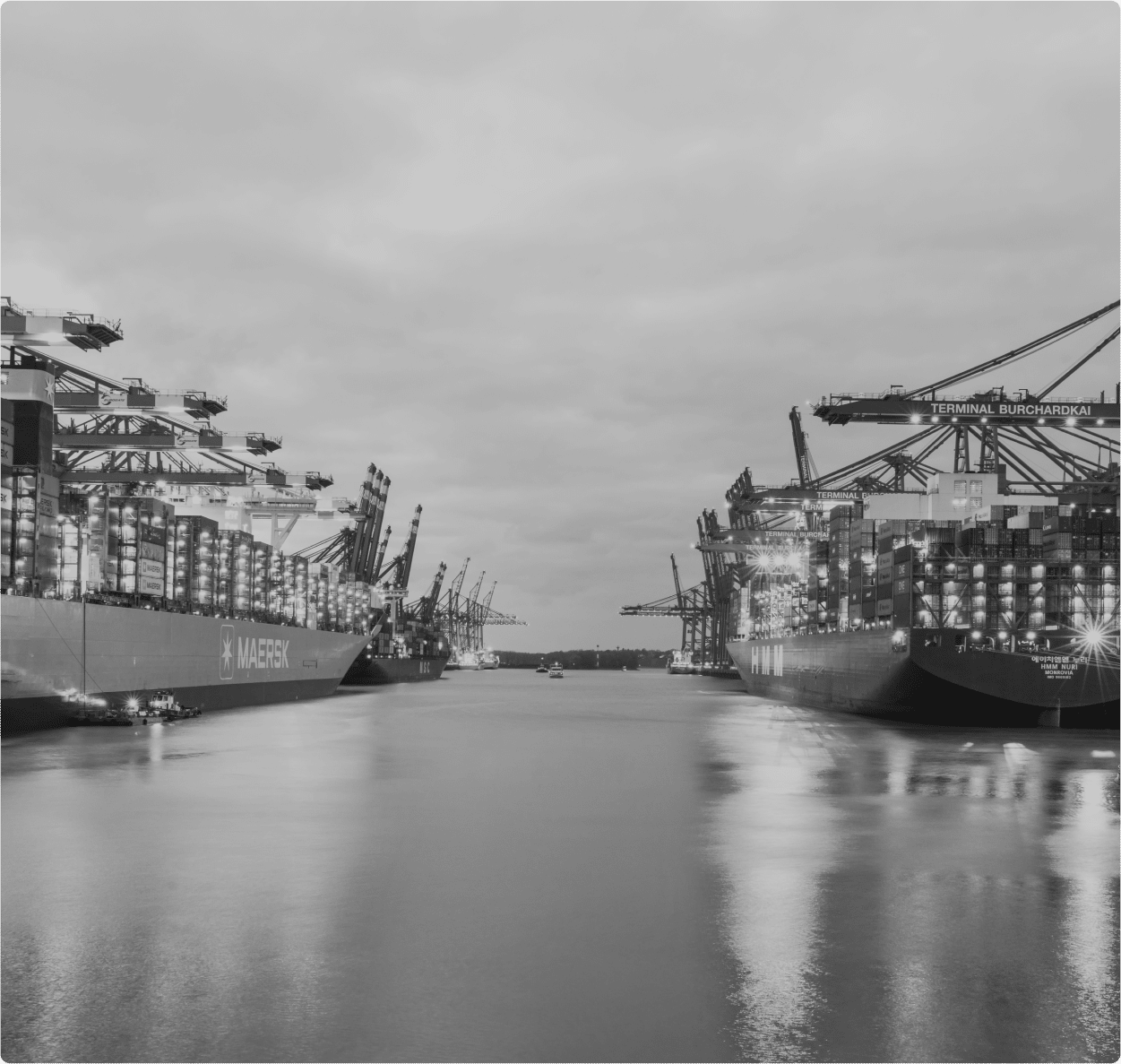 Navires garés au port en mer