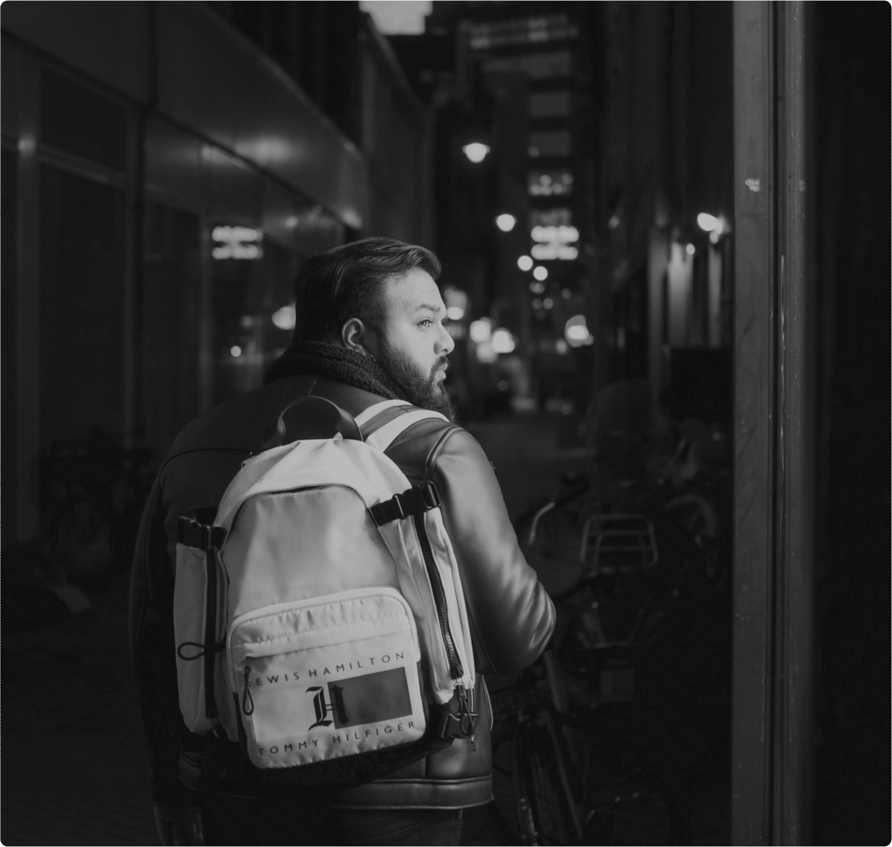 un homme avec un à sac à dos