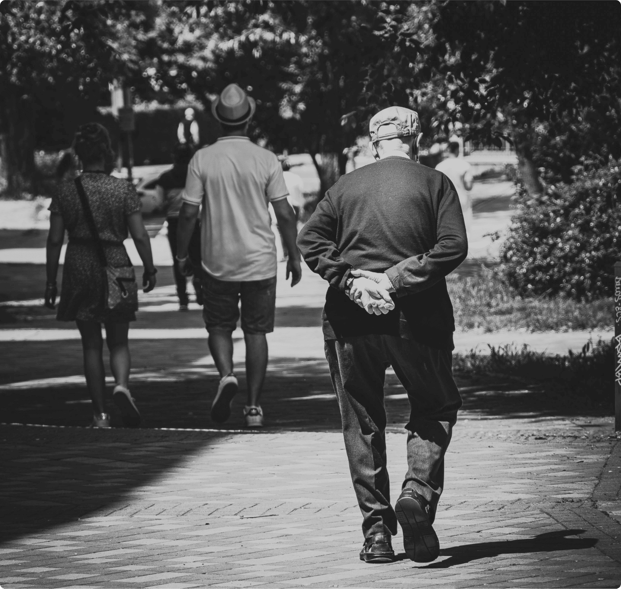 Des personnes se promènent dans une rue