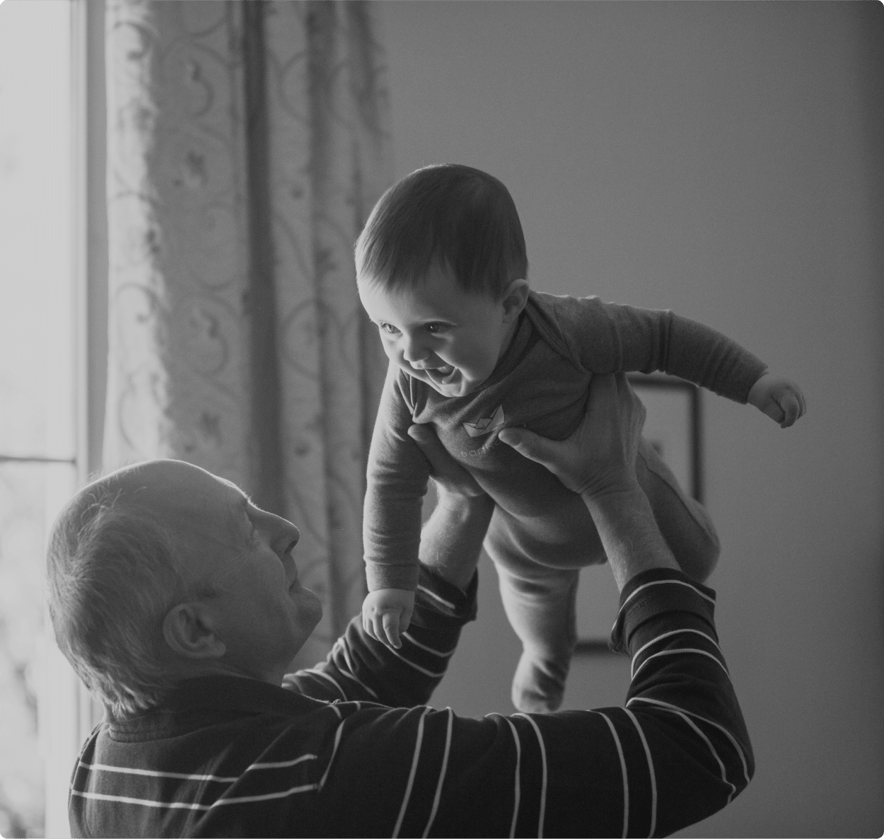 Une personne âgée avec un bébé