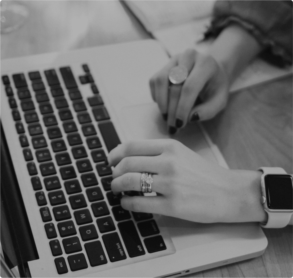 Une personne au travail avec un ordinateur