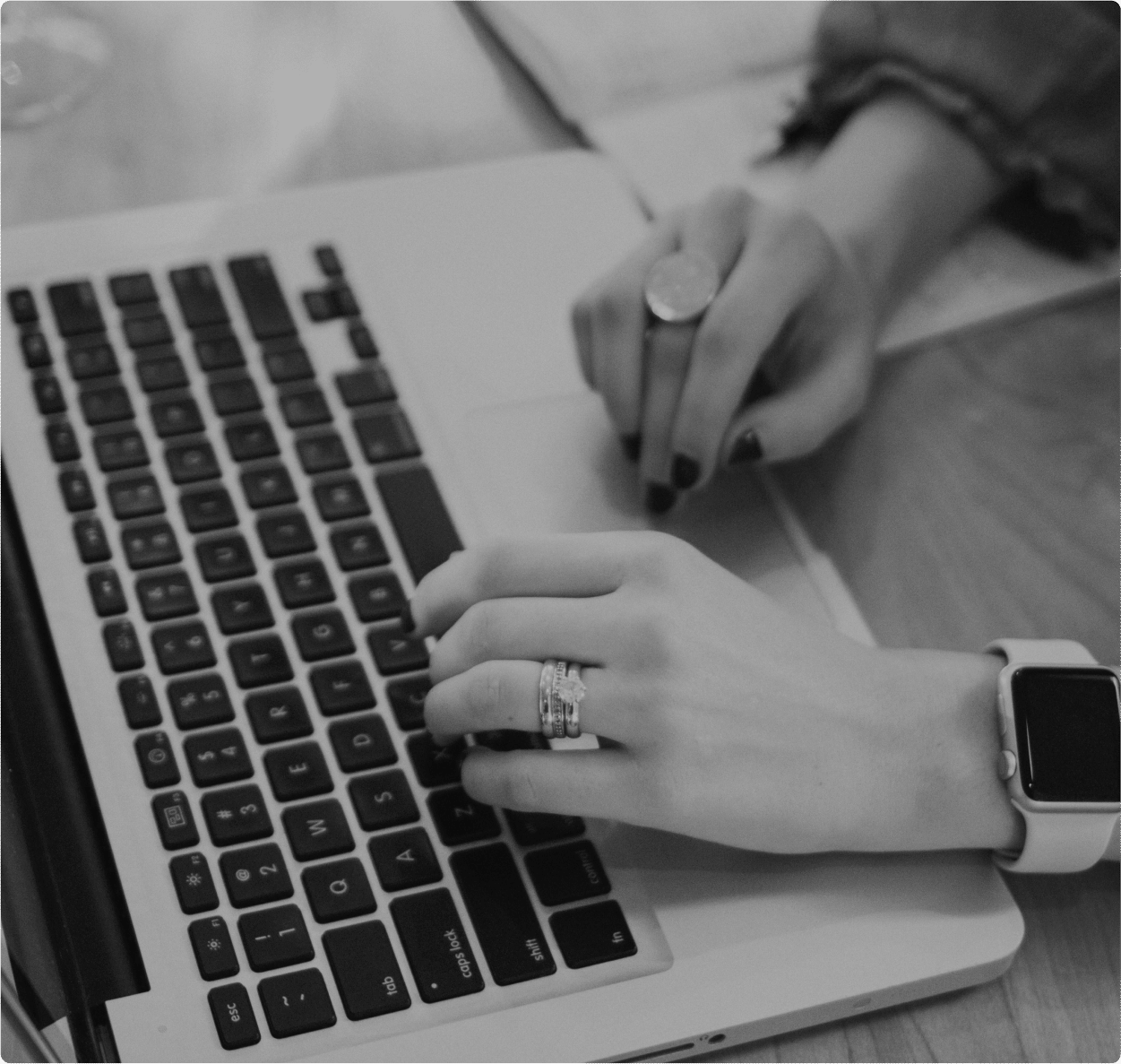 Une personne au travail avec un ordinateur