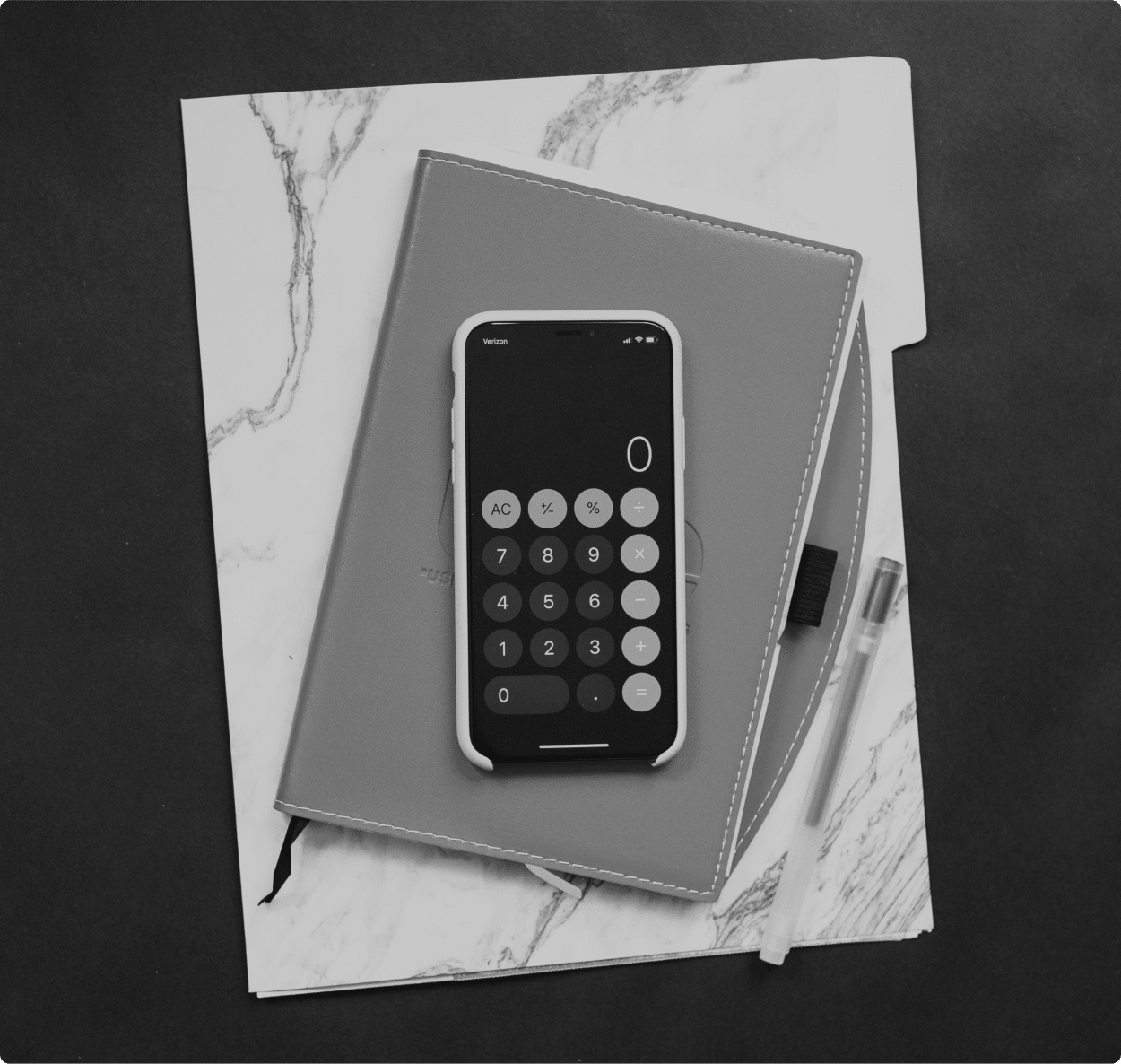 un téléphone ouvert sur la calculette