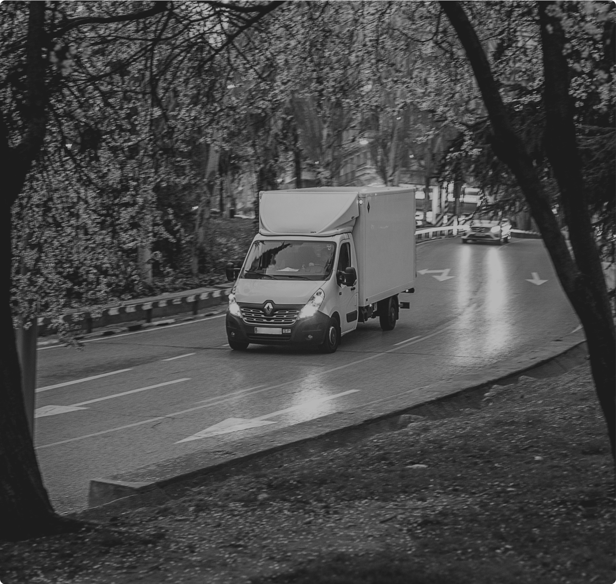 Camionnette roulant sur une route à 3 voies