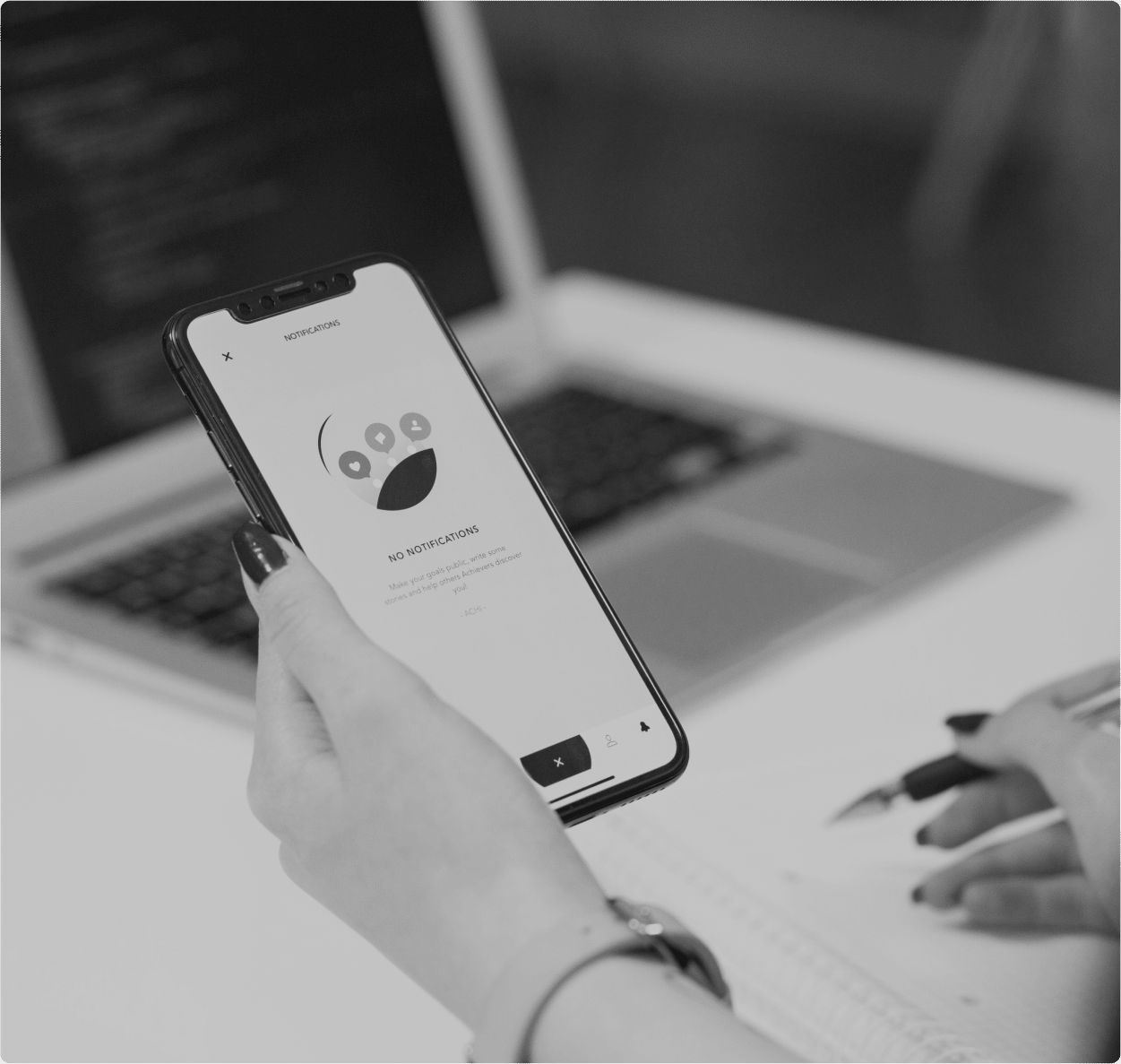 Une personne sur son téléphone