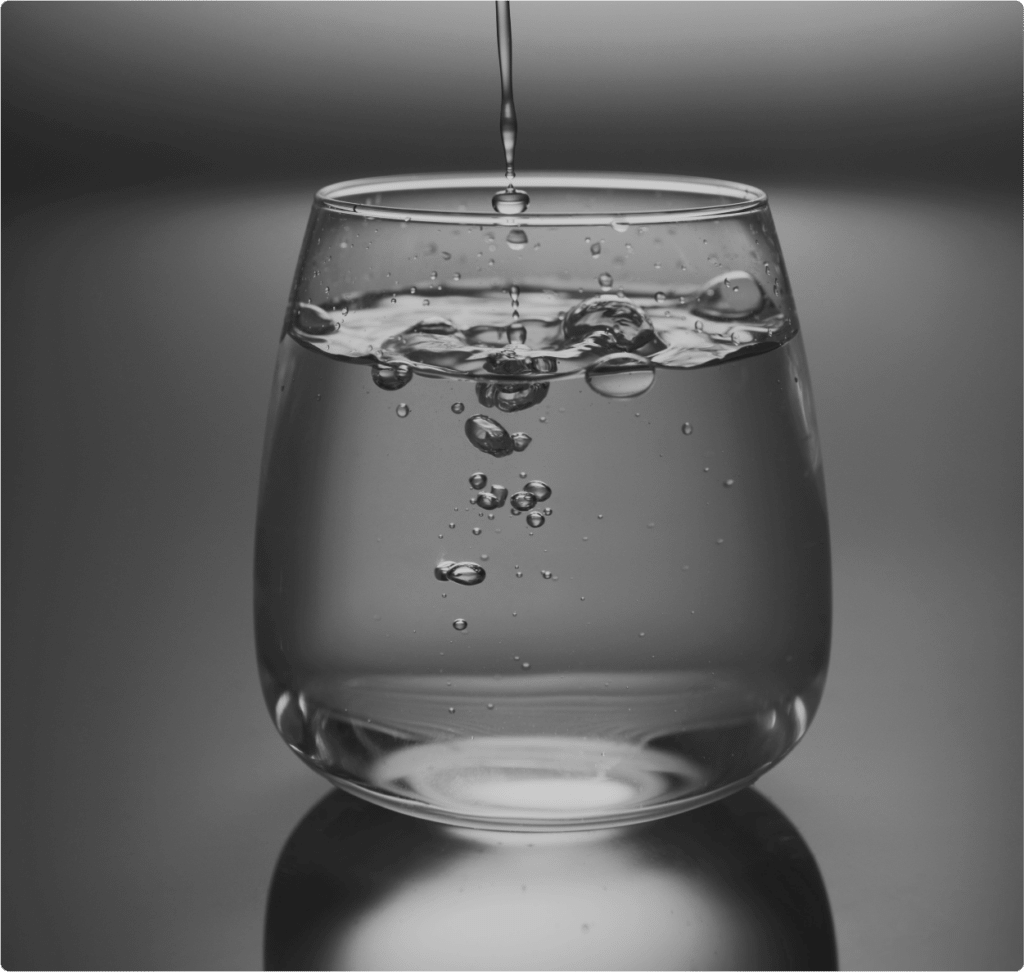 Verre avec de l'eau dedans