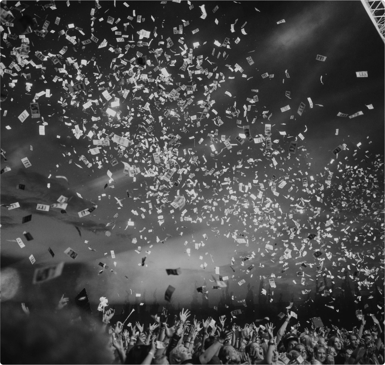 une foule qui attrape des billets