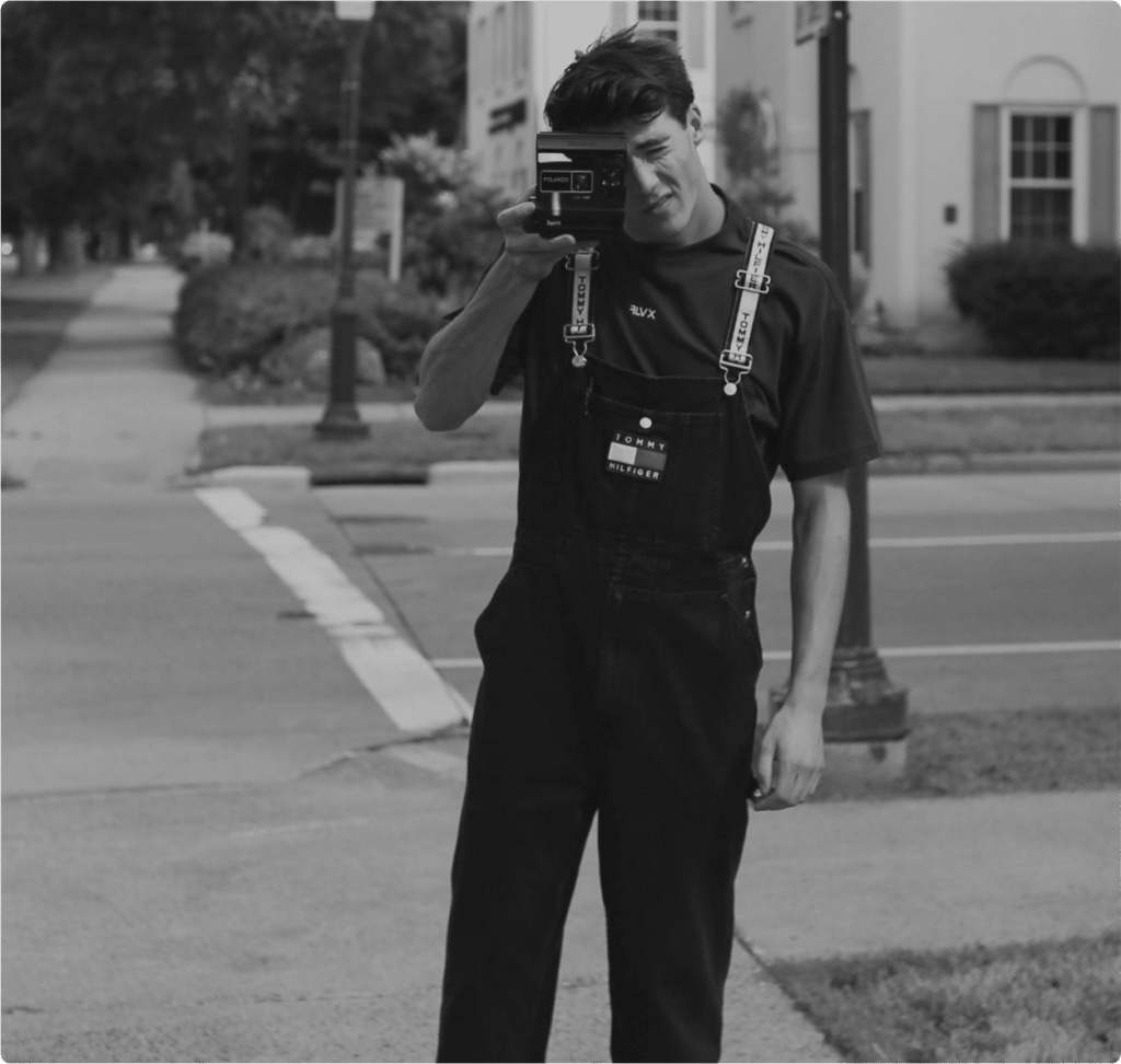 Un homme qui prend une photo