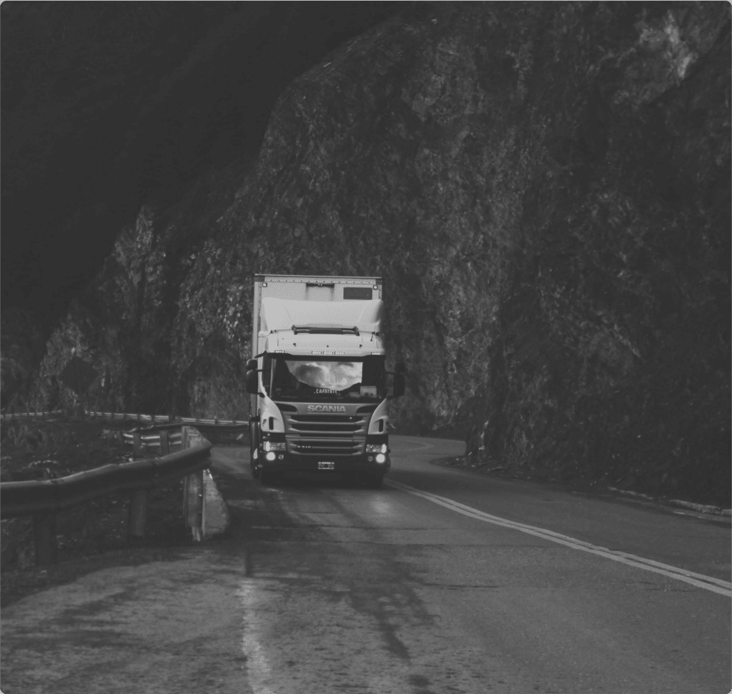 Camion roulant sur une route de montagne