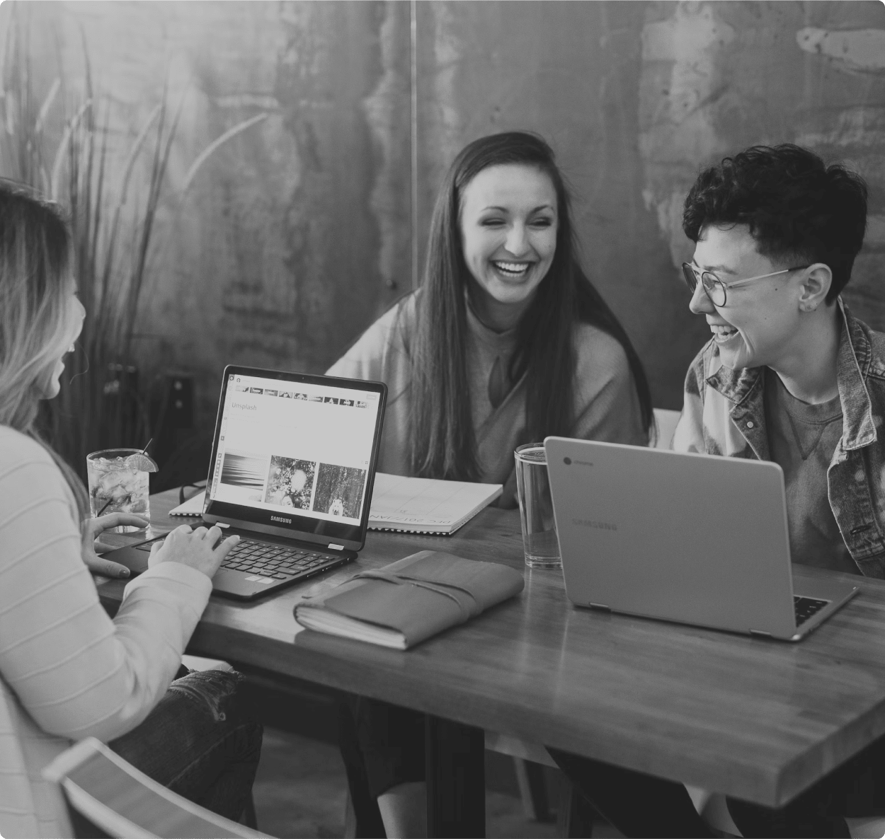 Trois étudiants autour d'un table