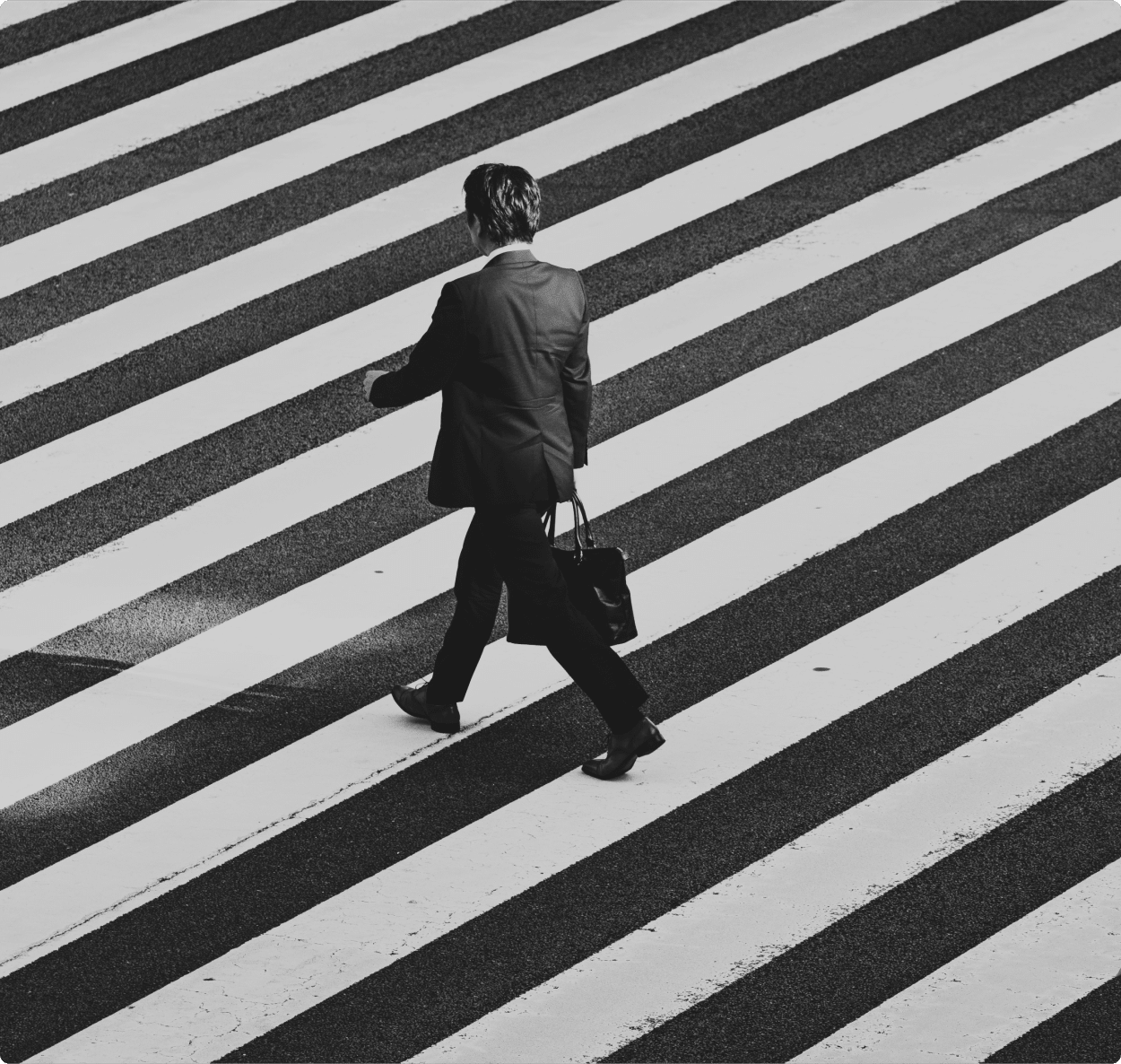 Une personne traverse la route au passage piéton
