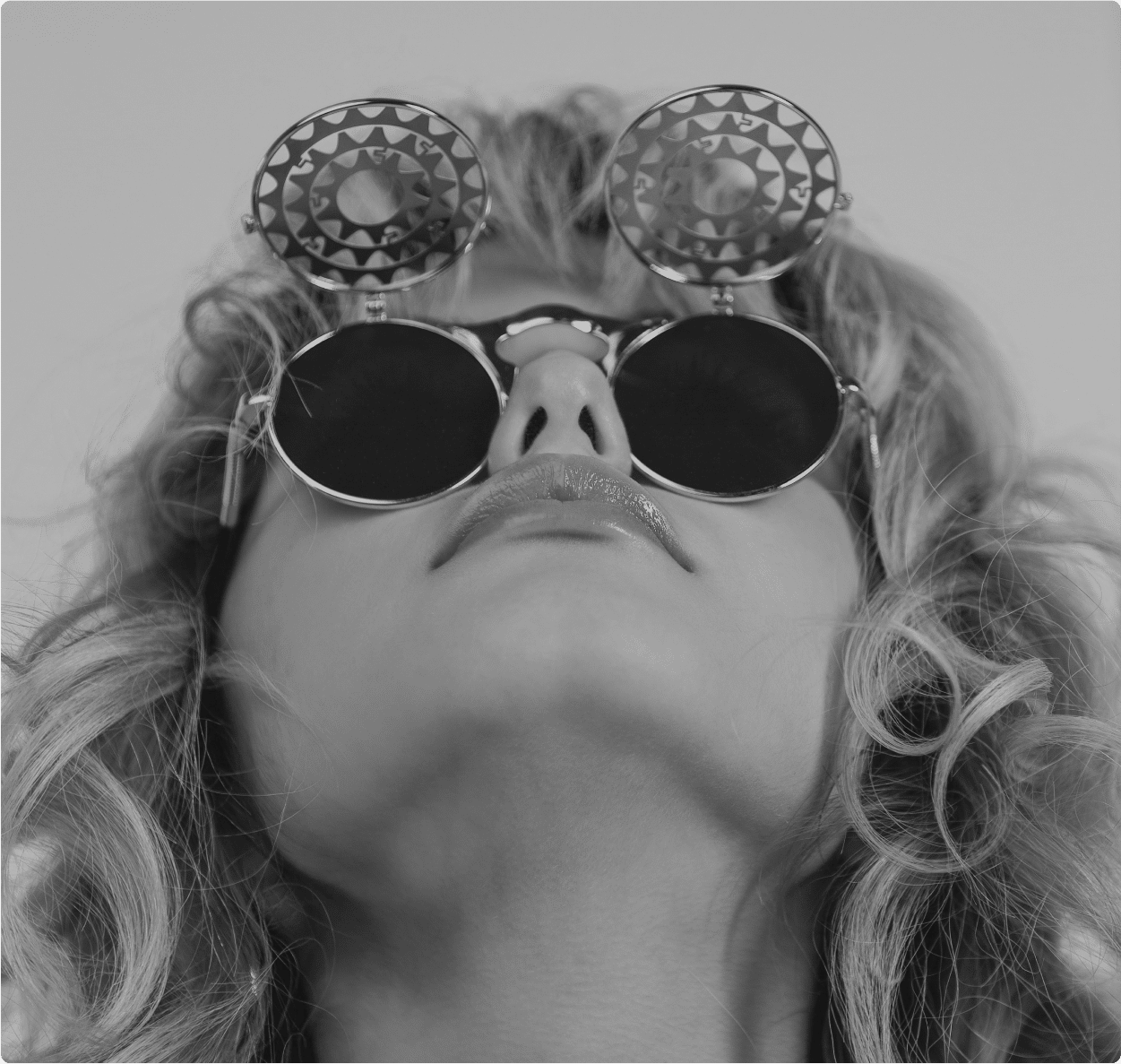 Femme qui porte une paire de lunette de soleil