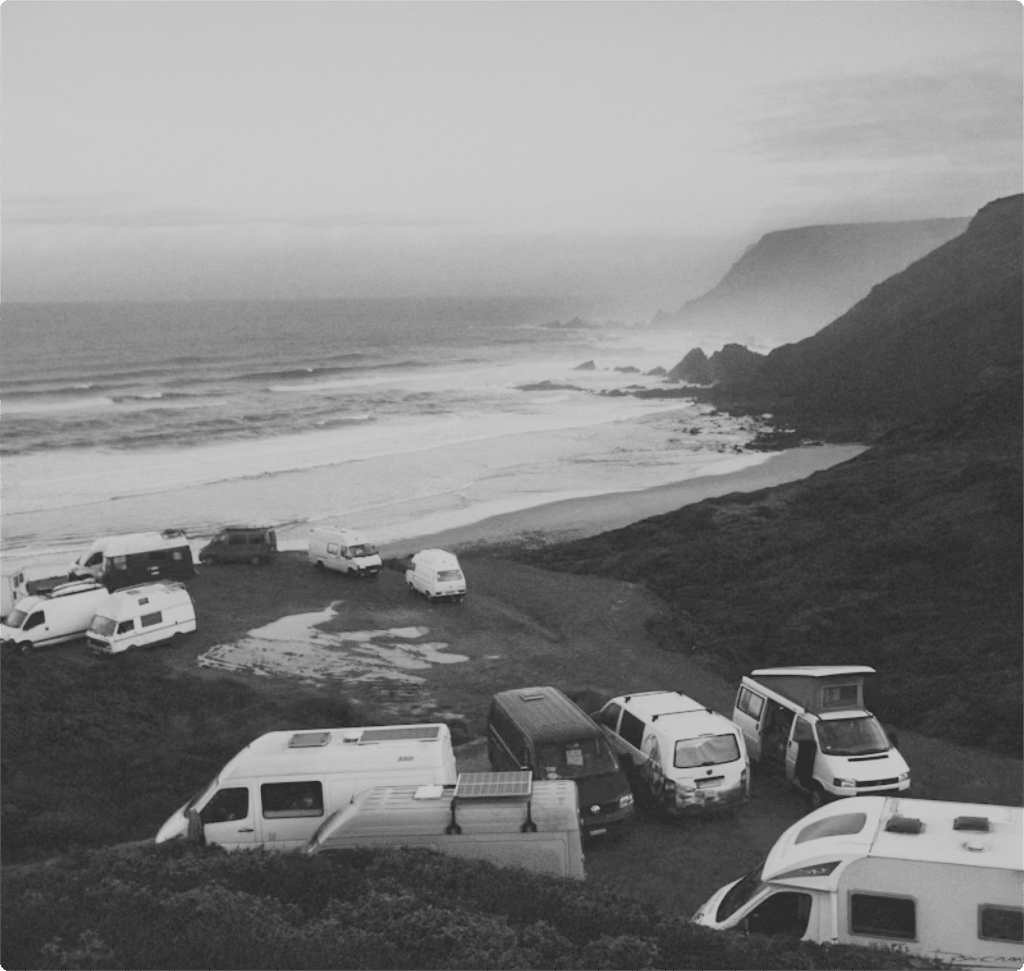 Des vans garés bord de mer