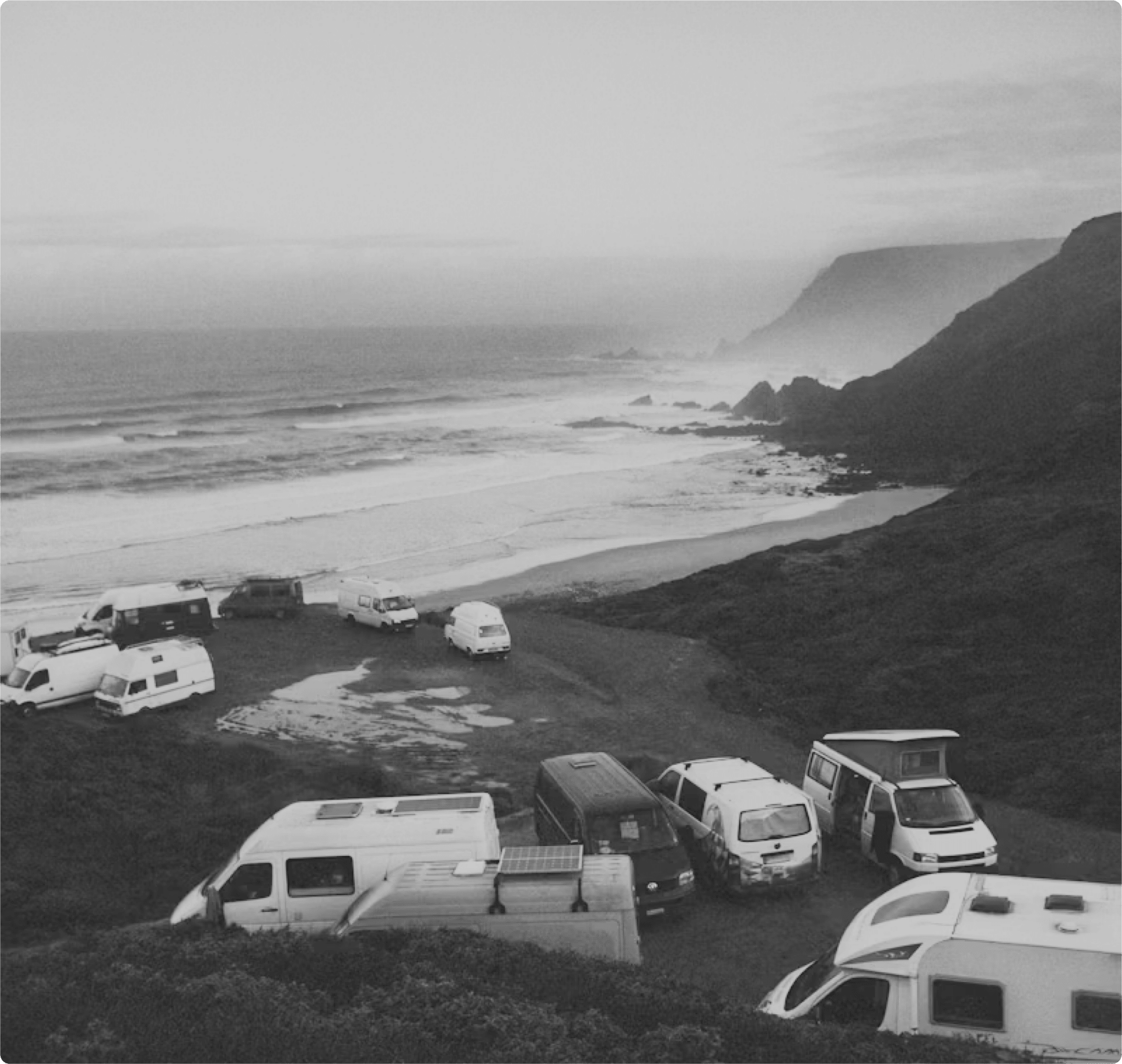 Des vans garés bord de mer