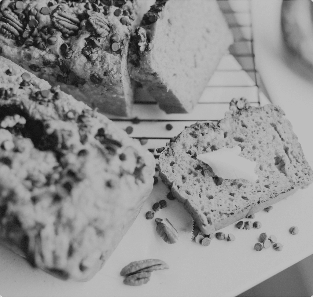 un gâteau au pépite de chocolat et noix