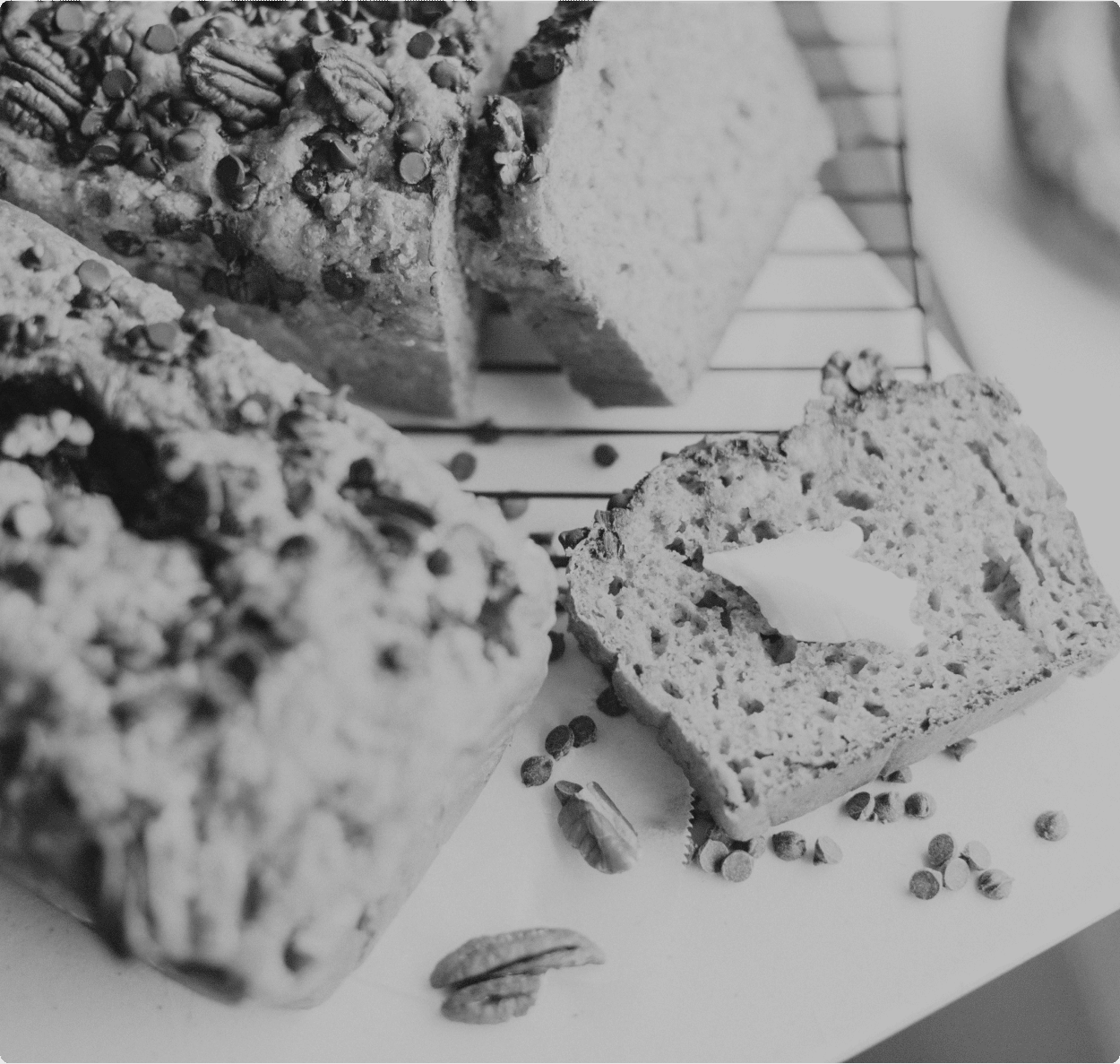 un gâteau au pépite de chocolat et noix