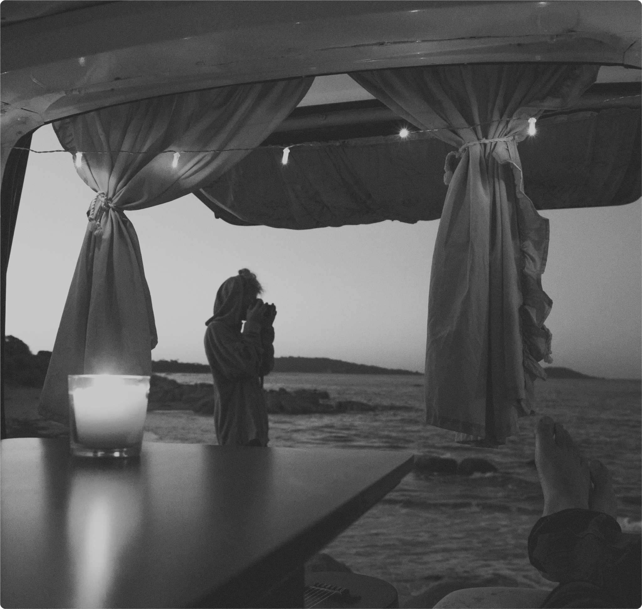 Une personne prend une photo de la mer