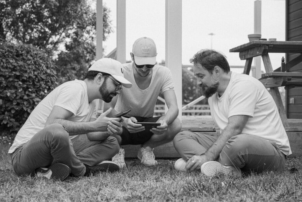 L'équipe de l'agence LATELIER sur son téléphone.